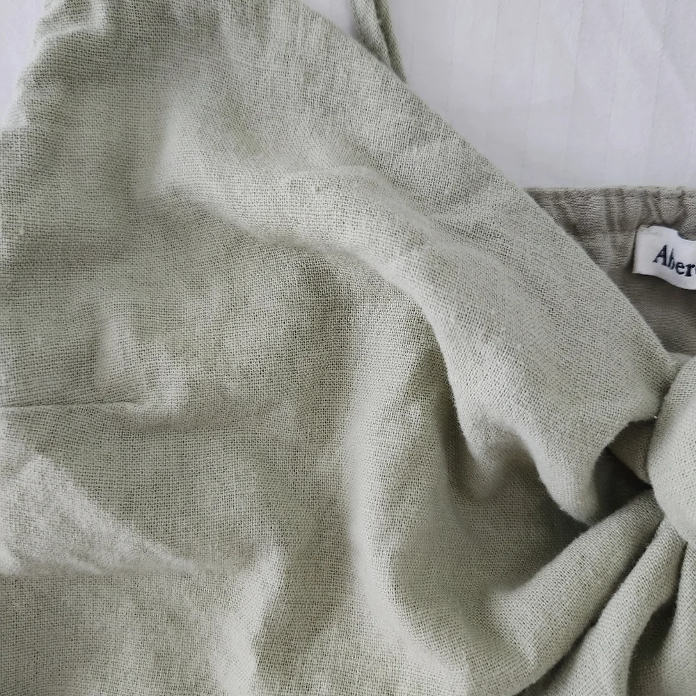 *SOLD* Abercrombie & Fitch Linen Tie Front Cropped Tank in Sage Green - Size S - Picture 2 of 4